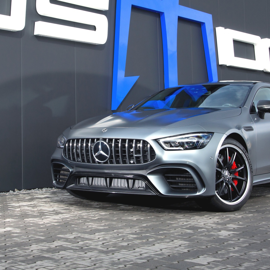 Серебристый автомобиль Posaidon GT 63 RS 830+ 2020 года у здания