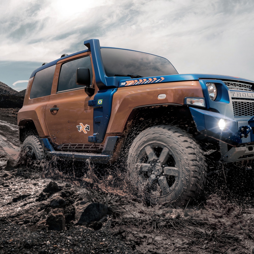 Внедорожник Troller TX4 2020 года едет по грязи