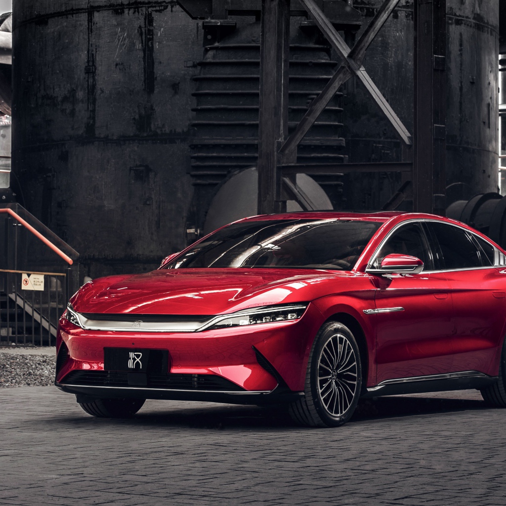 Красный автомобиль BYD Han EV 2020 года у завода