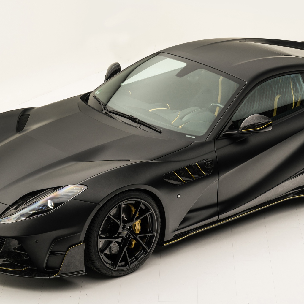 Черный автомобиль Mansory Stallone на белом фоне