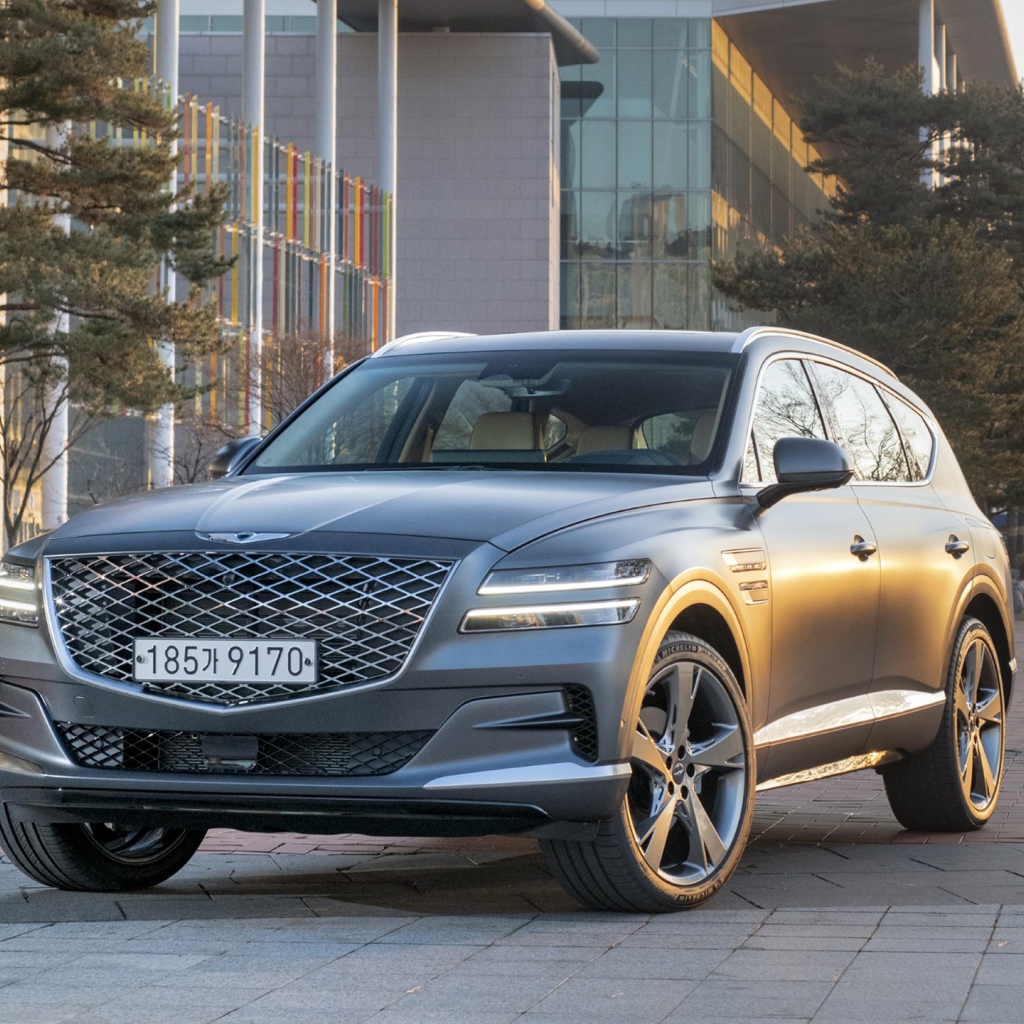 Серебристый автомобиль Genesis GV80, 2020 года