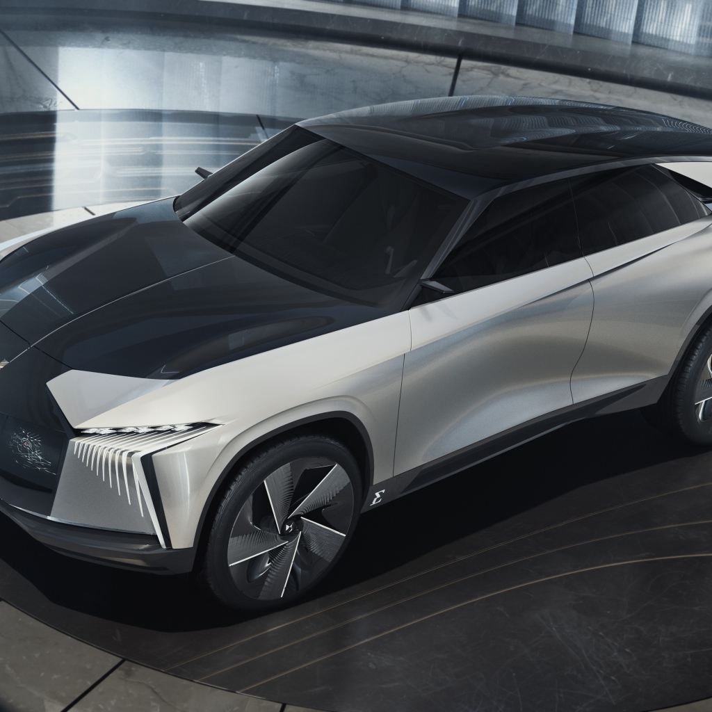 Серебристый внедорожник DS Aero Sport Lounge 2020 года на выставке 