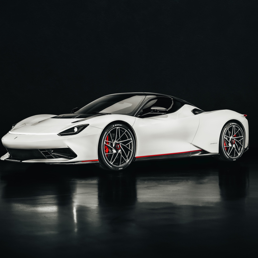 Белый спортивный автомобиль Pininfarina Battista 2020 года на черном фоне