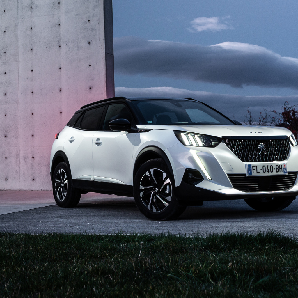 Внедорожник Peugeot 2008 GT Line 2019 года у стены 