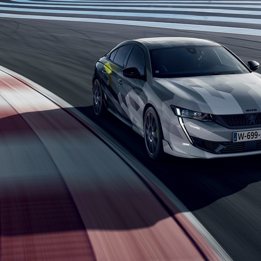 Автомобиль Peugeot 508, 2020 года на гоночной трассе