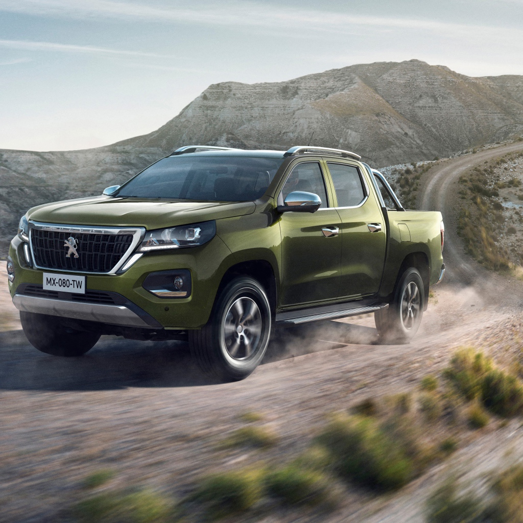 Внедорожник Peugeot Landtrek, 2020 года на горной дороге