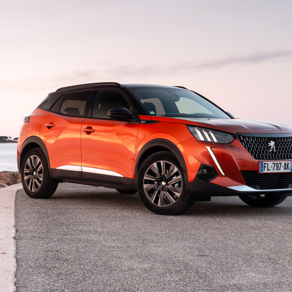 Красный внедорожник Peugeot 2008 GT 2019 года у океана