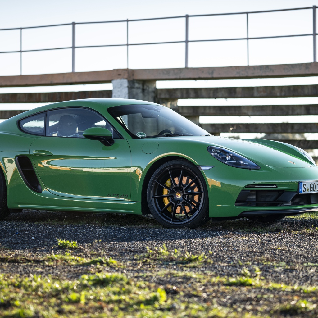 Зеленый автомобиль Porsche 718 Cayman GTS 4 2020 года