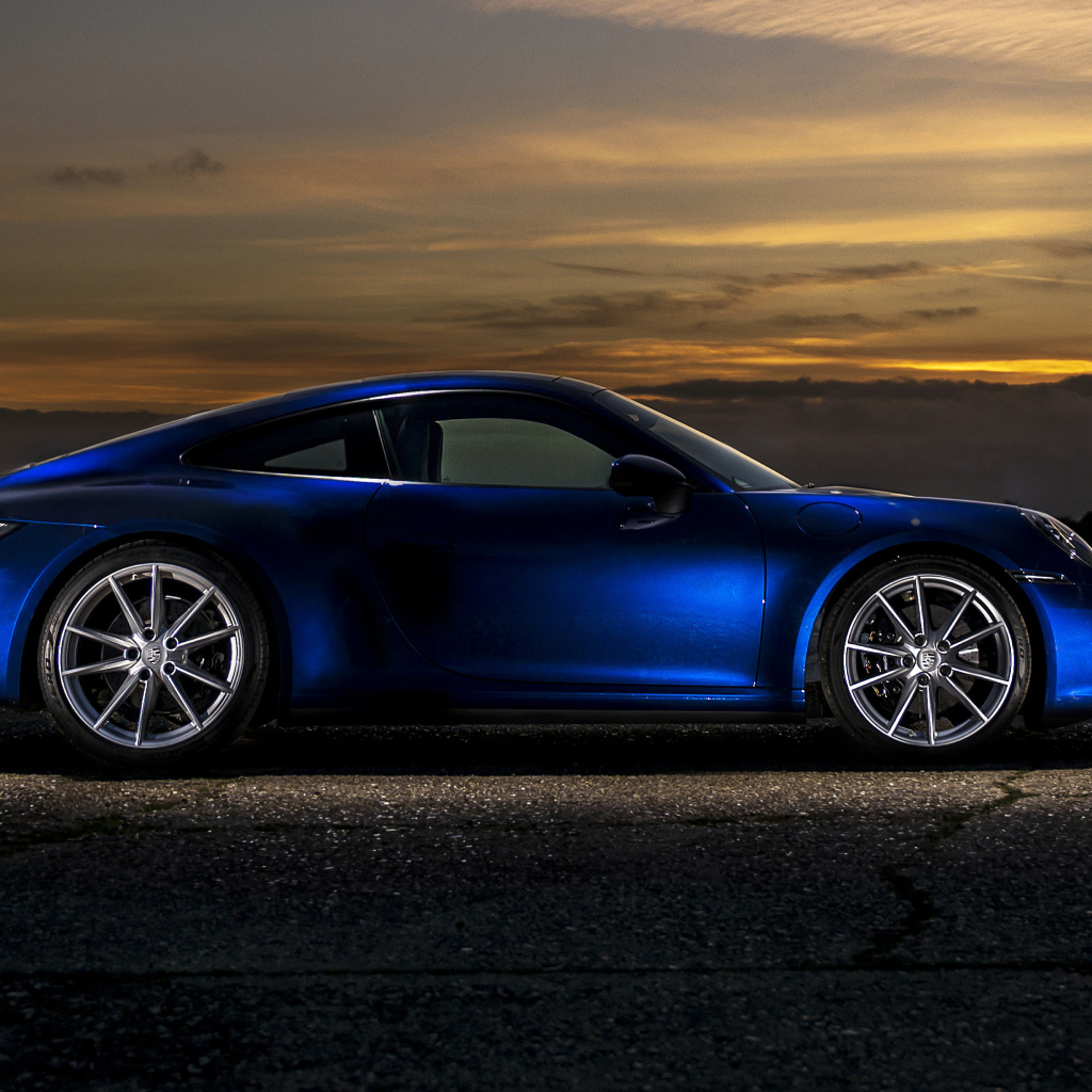 Синий автомобиль Porsche 911 Carrera S MT 2020 года вид сбоку