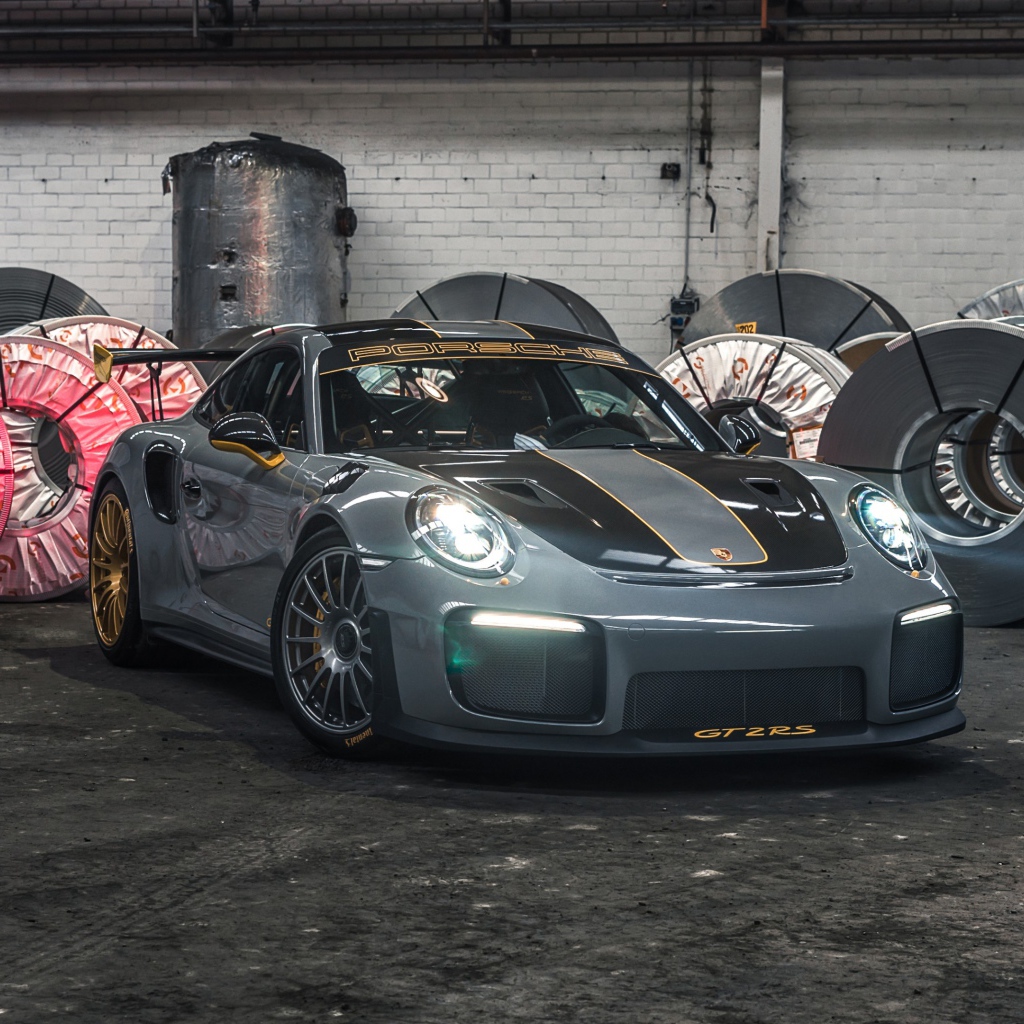 Спортивный автомобиль Porsche 911 GT2 RS 2020 года 