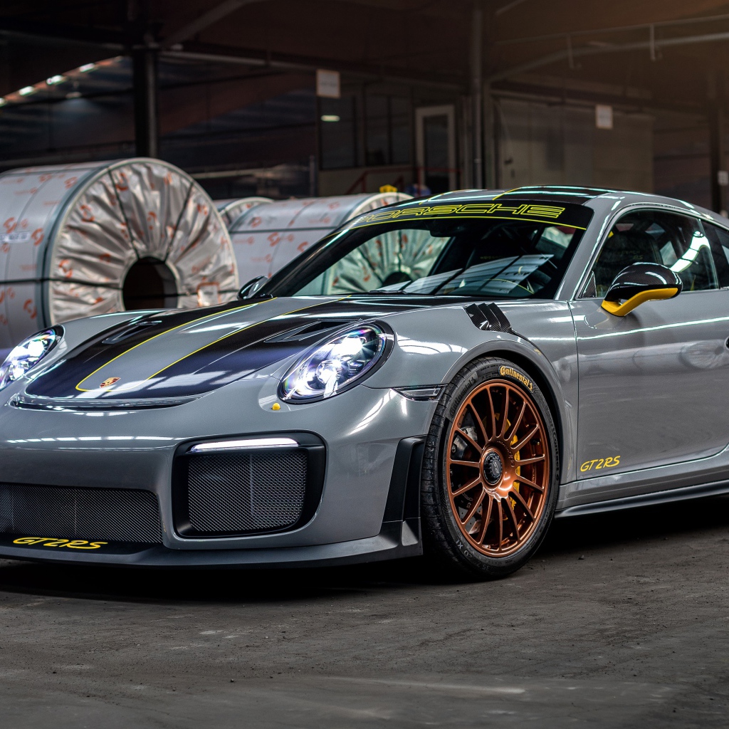 Автомобиль Porsche 911 GT2 RS 2020 года на заводе