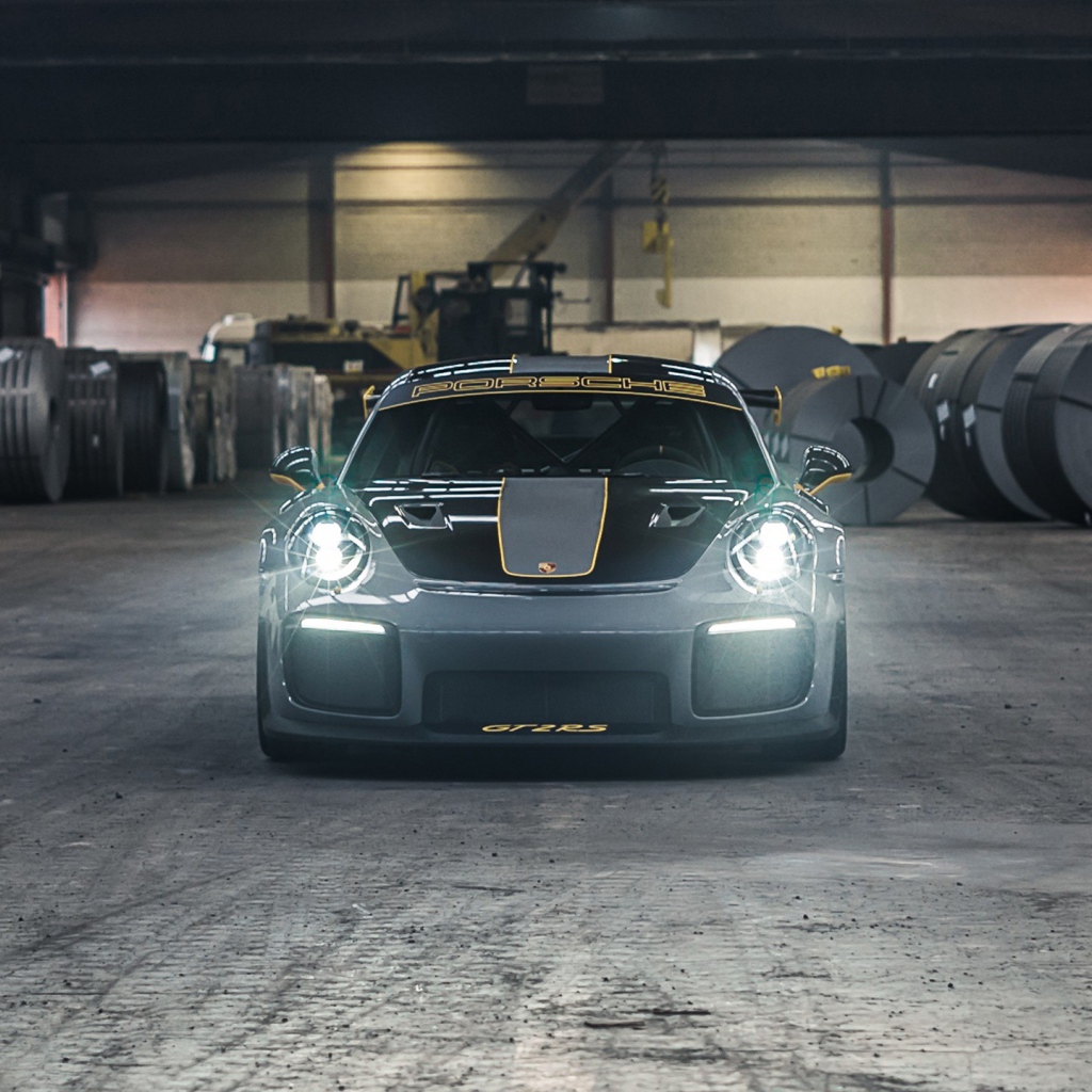 Автомобиль  Porsche 911 GT2 RS 2020 года с включенными фарами