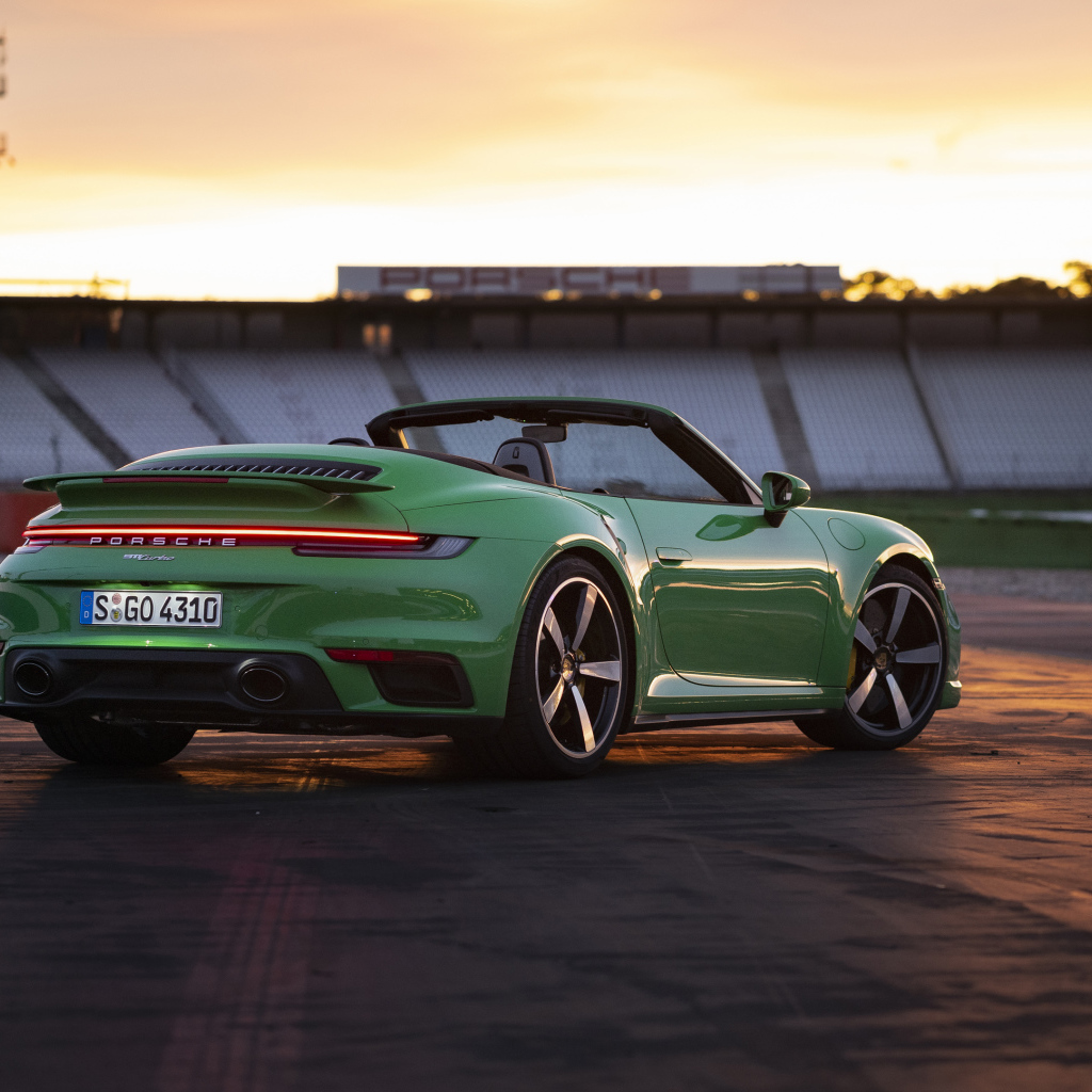 Зеленый автомобиль Porsche 911 Turbo Cabriolet 2020 года вид сзади