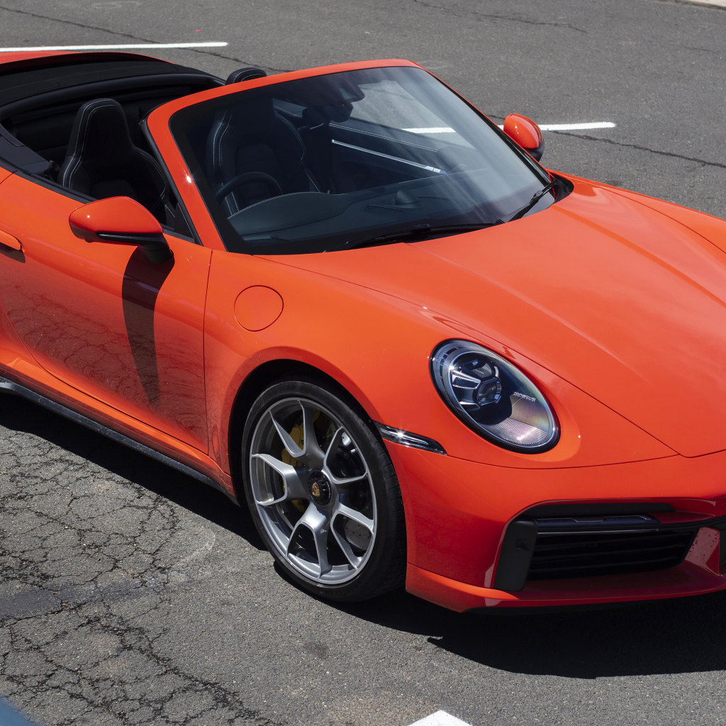 Автомобиль Porsche 911 Turbo S Cabriolet 2020 года