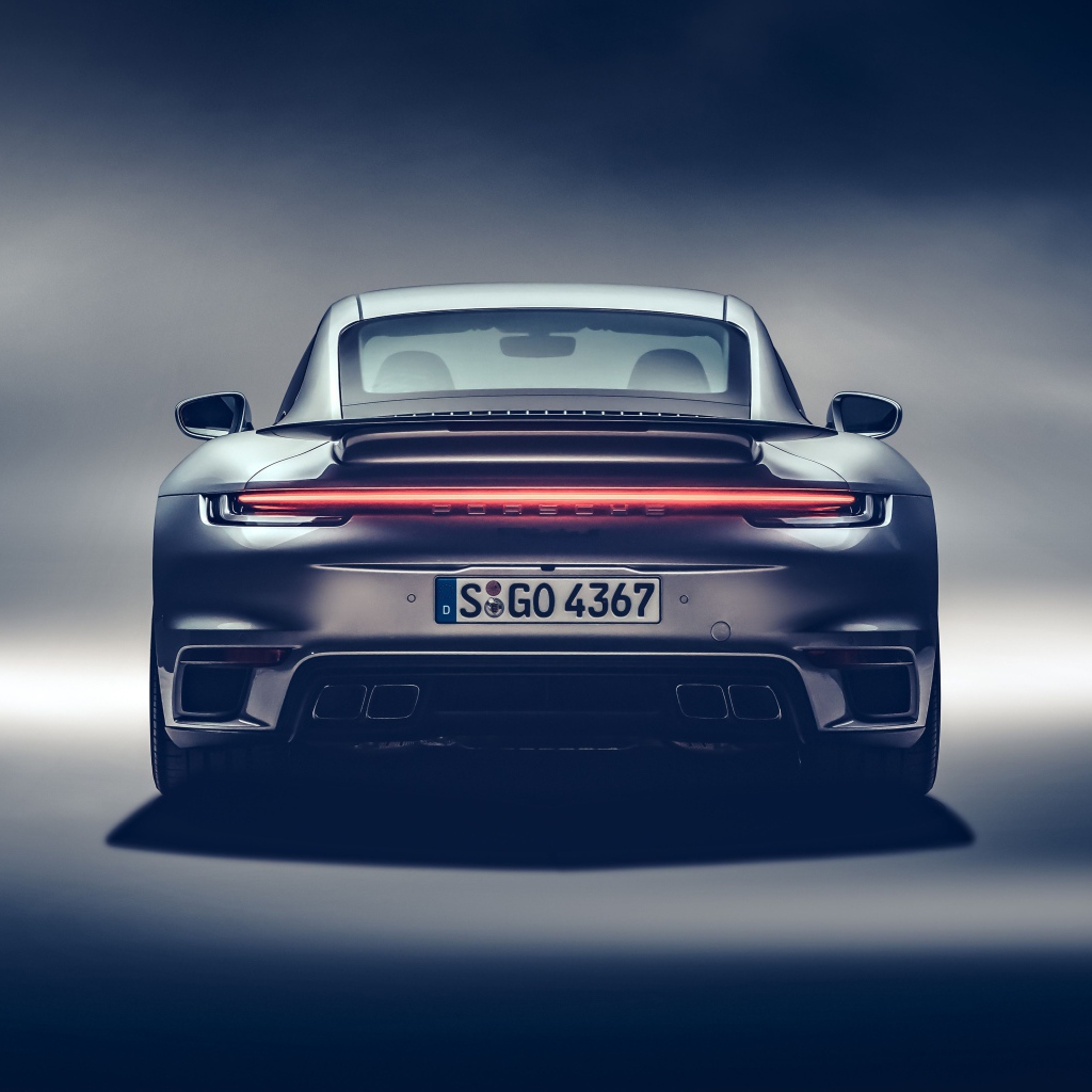 Автомобиль Porsche 911 Turbo S 2020 года вид сзади 