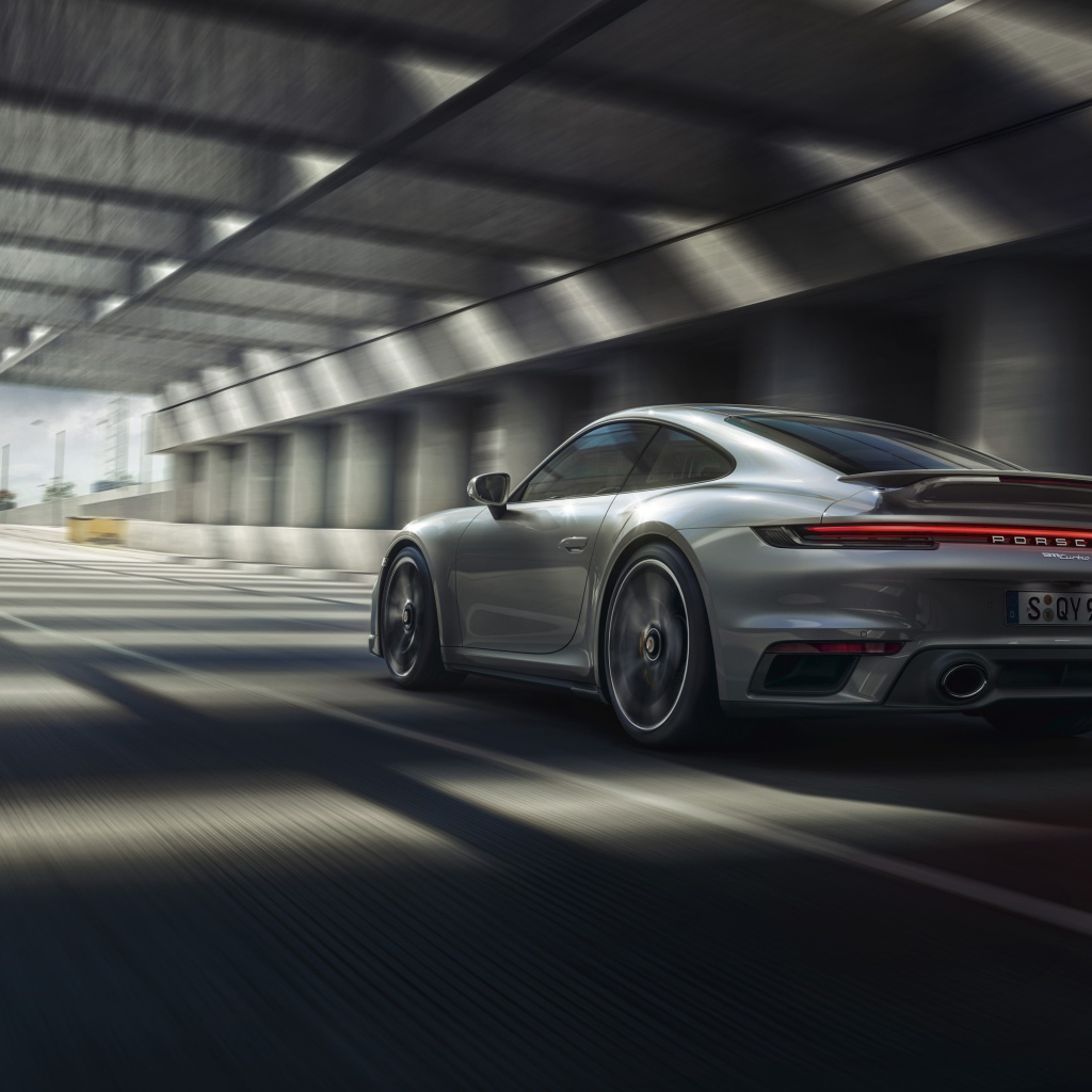 Автомобиль Porsche 911 Turbo S 2020 года в тоннеле