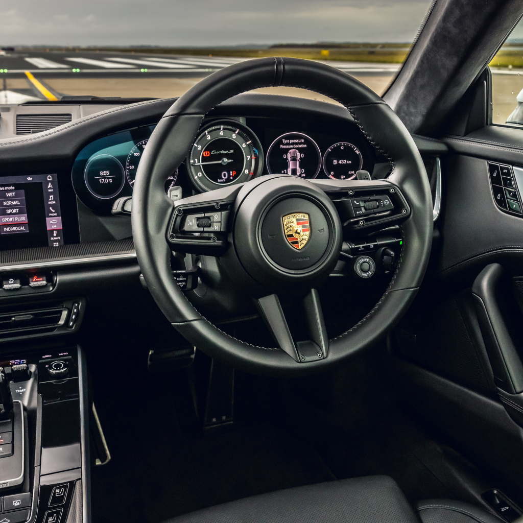 Черный кожаный салон автомобиля Porsche 911 Turbo S 2020 года