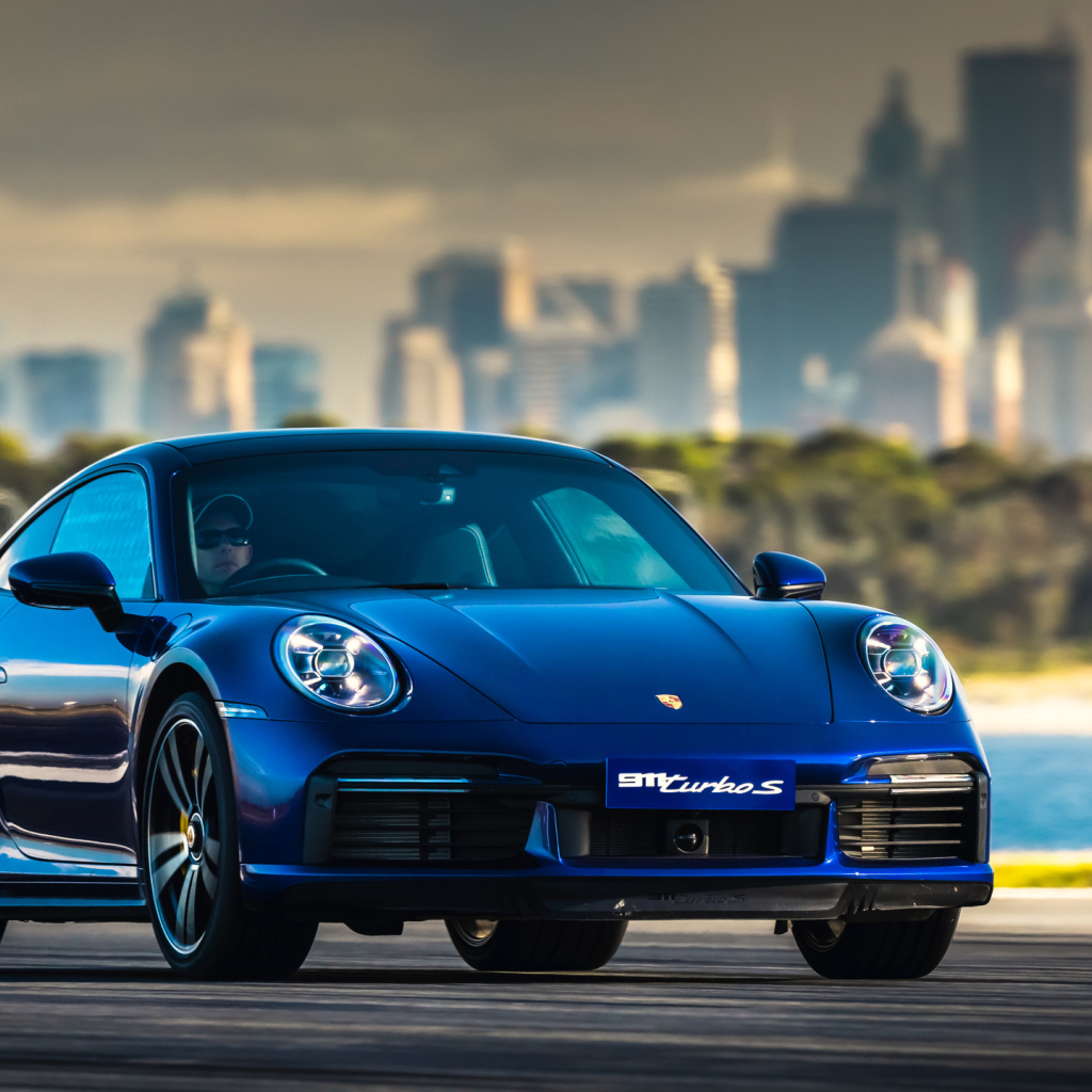 Автомобиль Porsche 911 Turbo S 2020 года на дороге