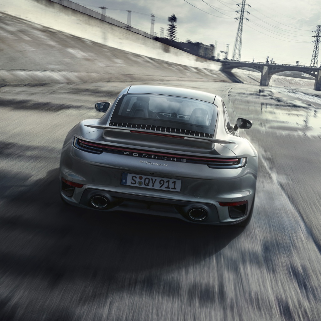 Автомобиль Porsche 911 Turbo S 2020 года на трассе 