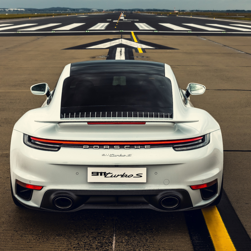Белый автомобиль  Porsche 911 Turbo S 2020 года вид сзади