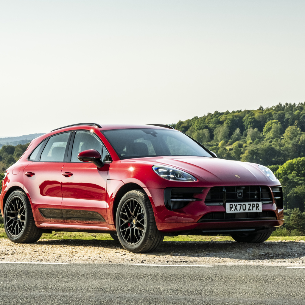 Красный автомобиль Porsche Macan GTS 2020  года в лучах солнца