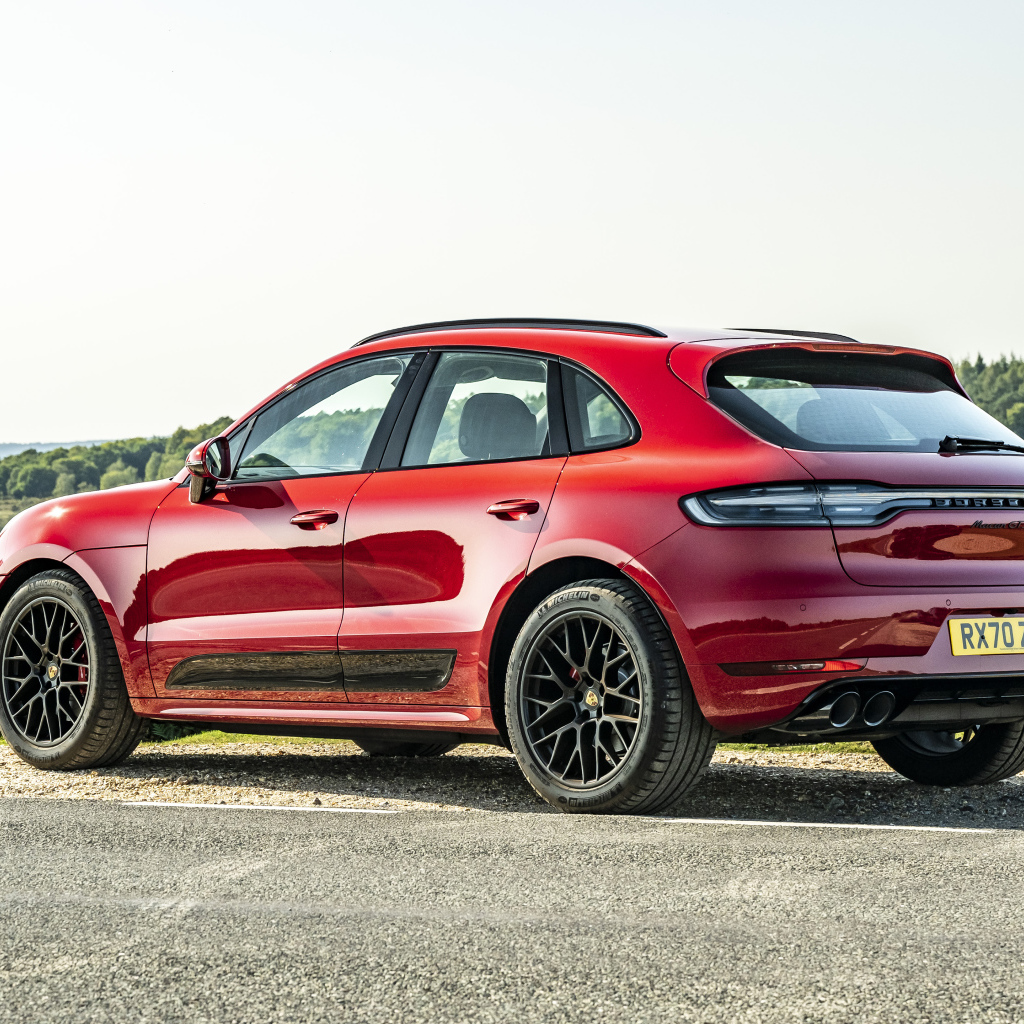 Красный кроссовер Porsche Macan GTS 2020 года вид сзади