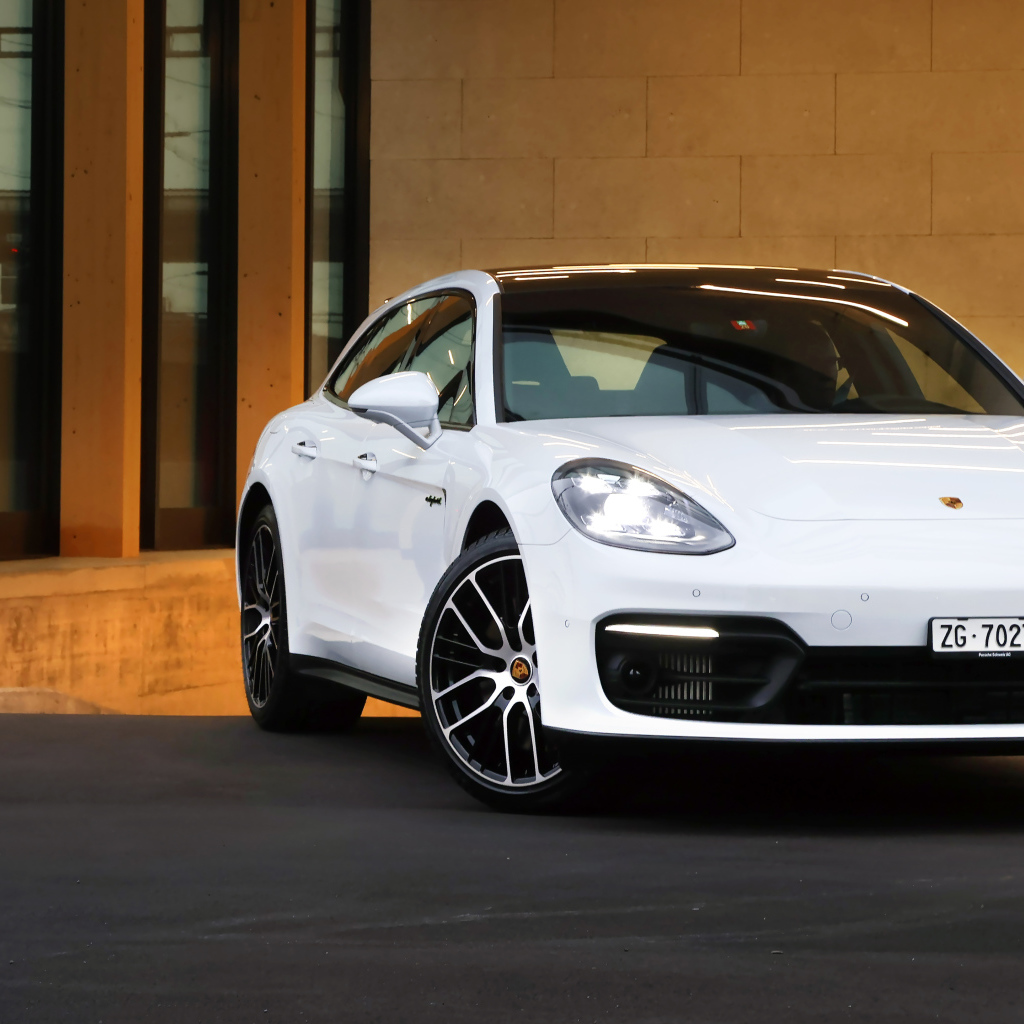 Белый автомобиль Porsche Panamera 4S E-Hybrid Sport Turismo 2020 года у дома