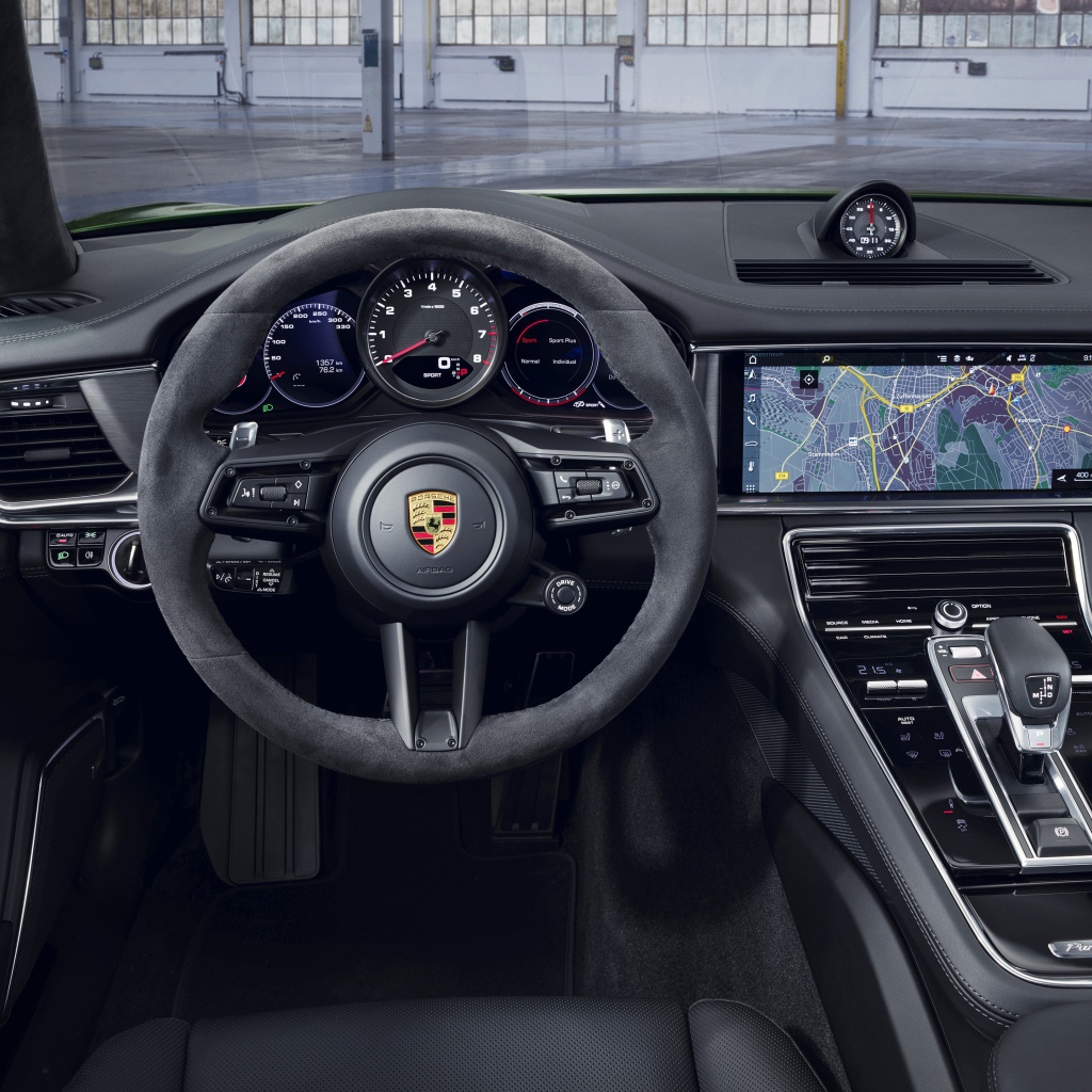 Салон автомобиля Porsche Panamera 4S 2020 года 