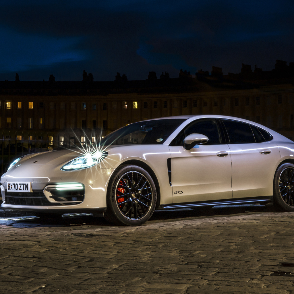 Автомобиль Porsche Panamera GTS 2020 года на улице ночью