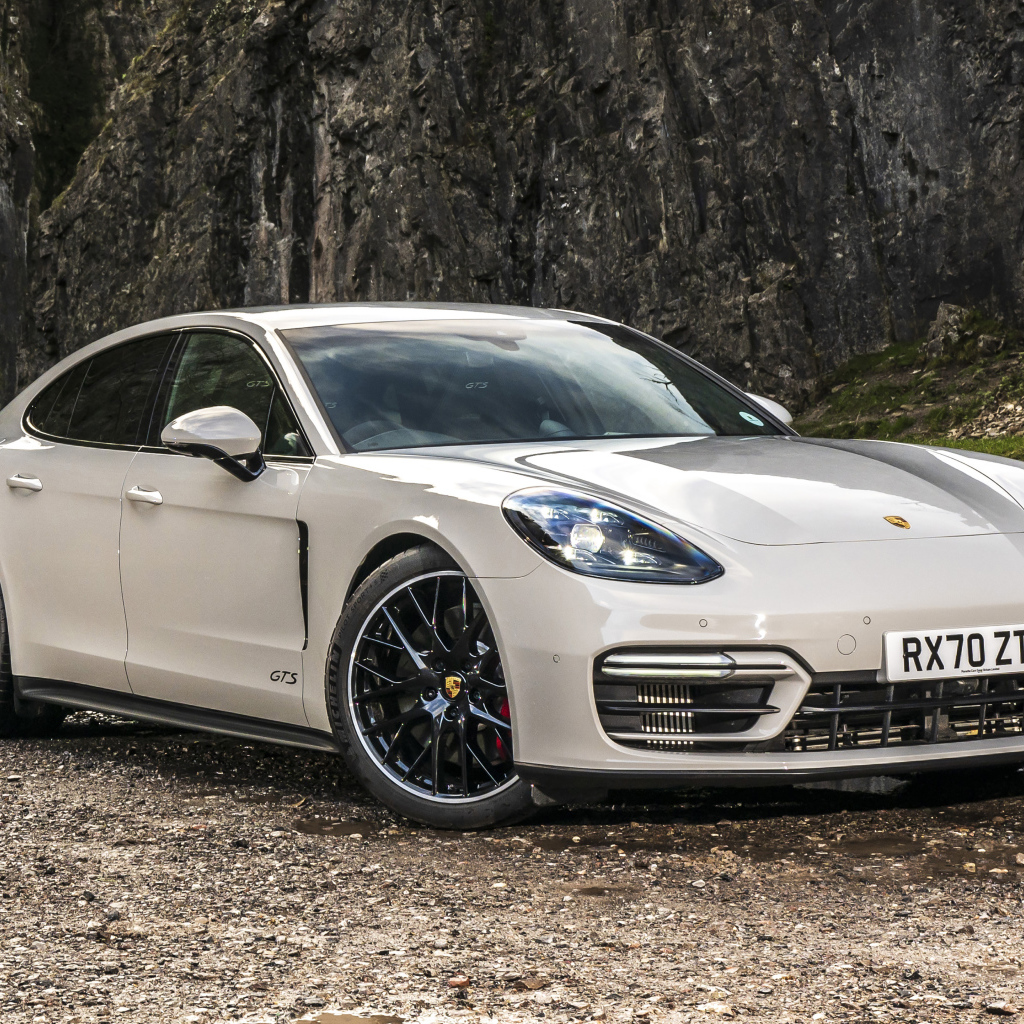 Автомобиль Porsche Panamera GTS 2020 года в горах