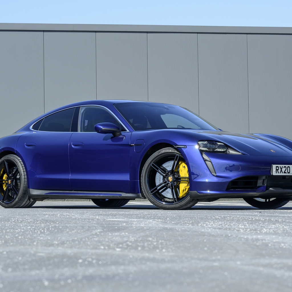 Синий автомобиль Porsche Taycan Turbo 2020 года 