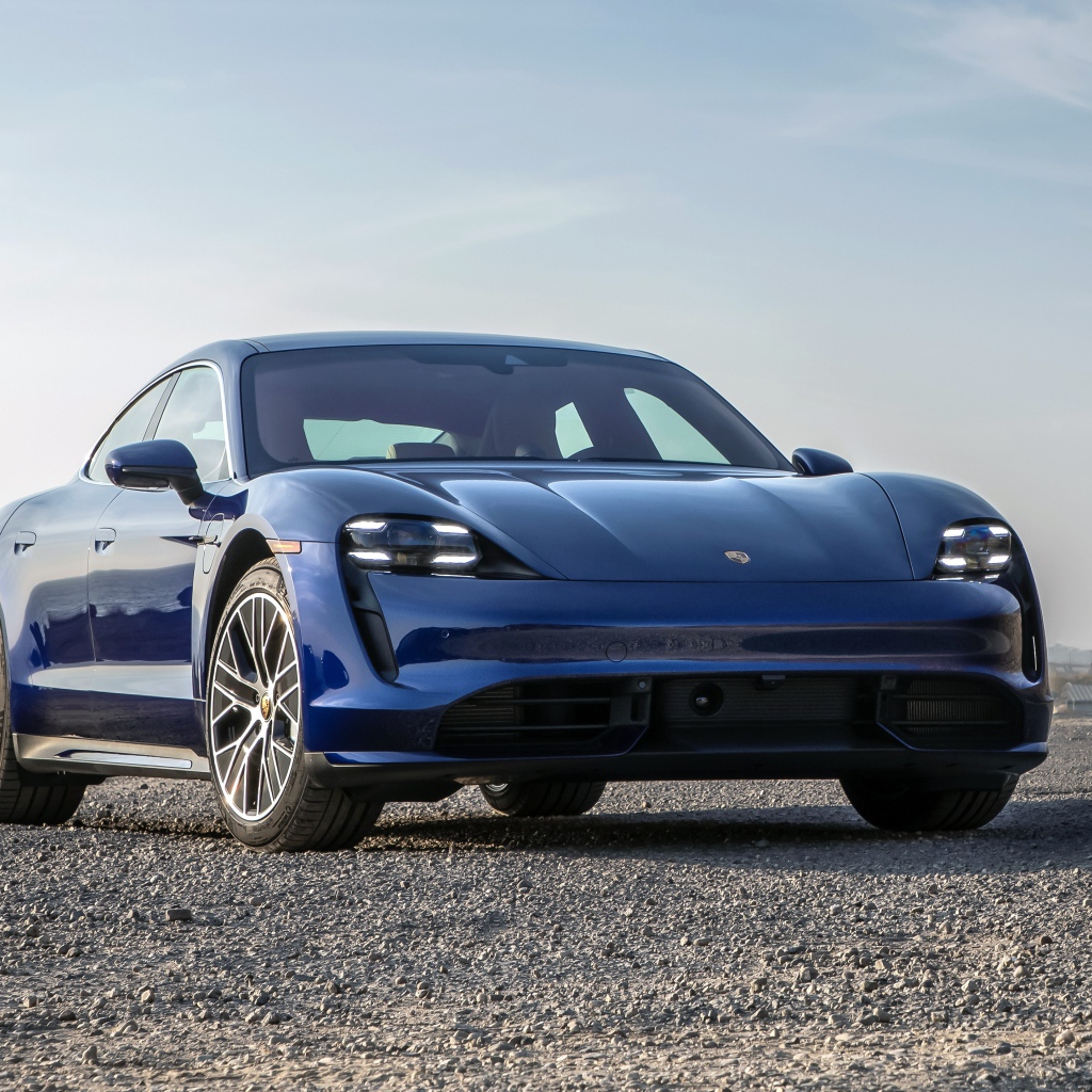 Синий автомобиль  Porsche Taycan Turbo, 2020 года у океана