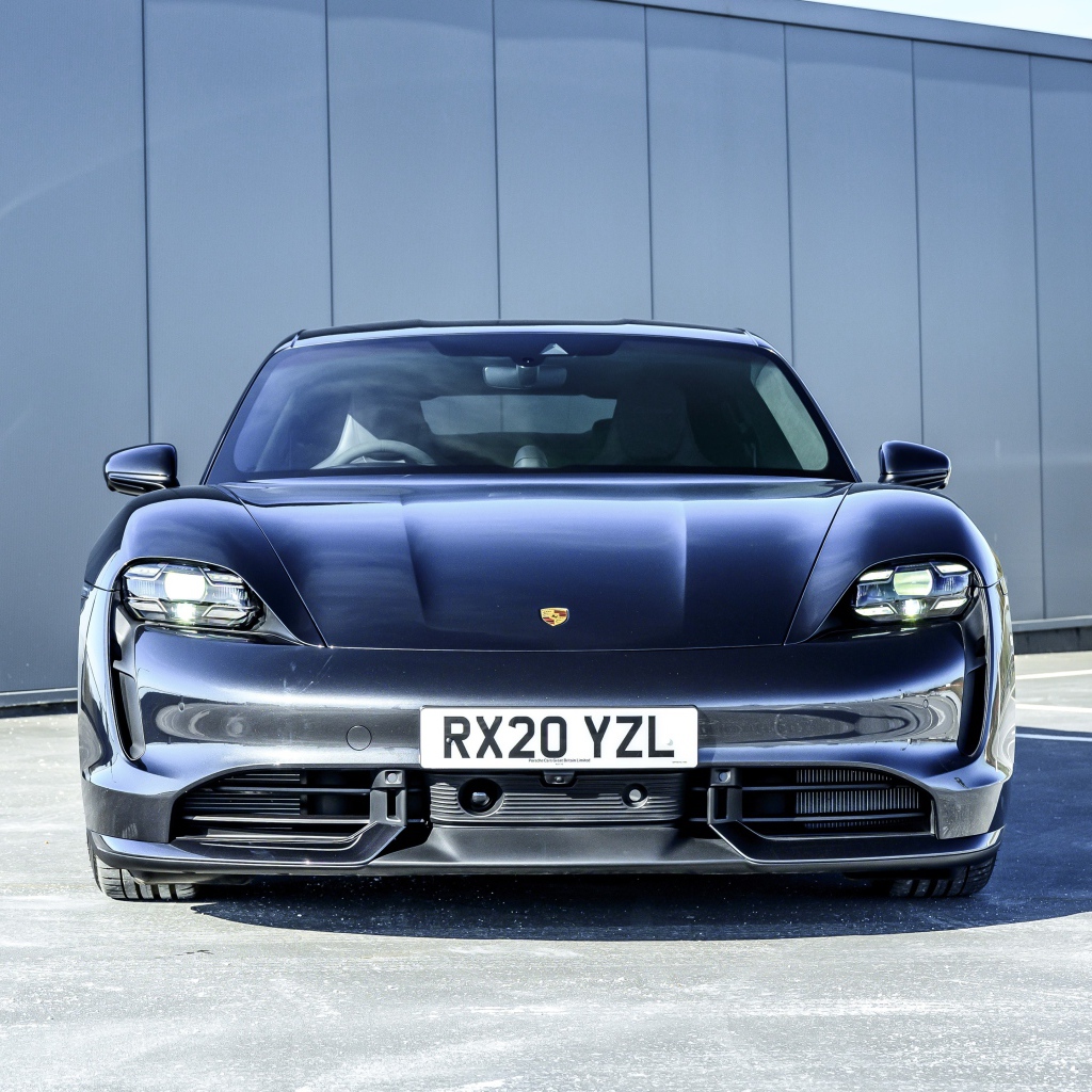 Автомобиль Porsche Taycan Turbo 2020 года вид спереди