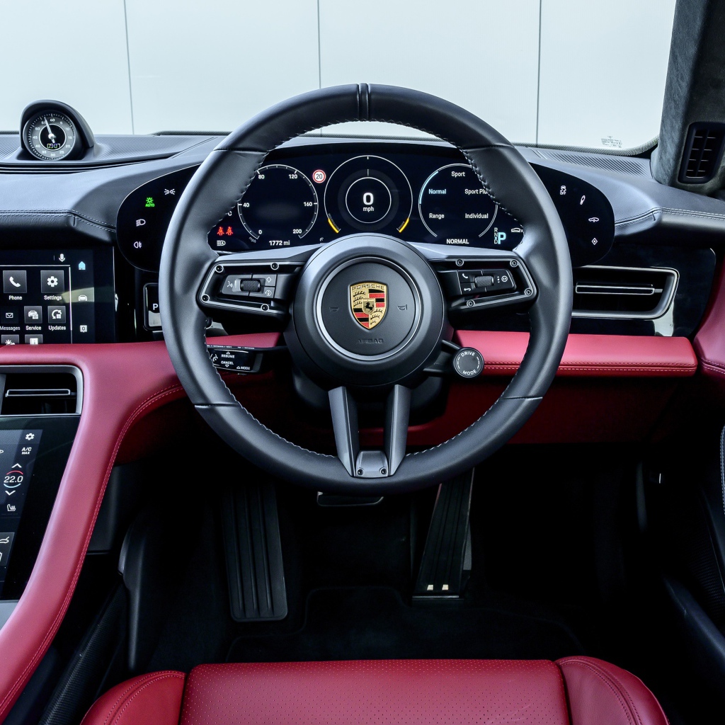 Салон автомобиля Porsche Taycan Turbo S 2020 года 