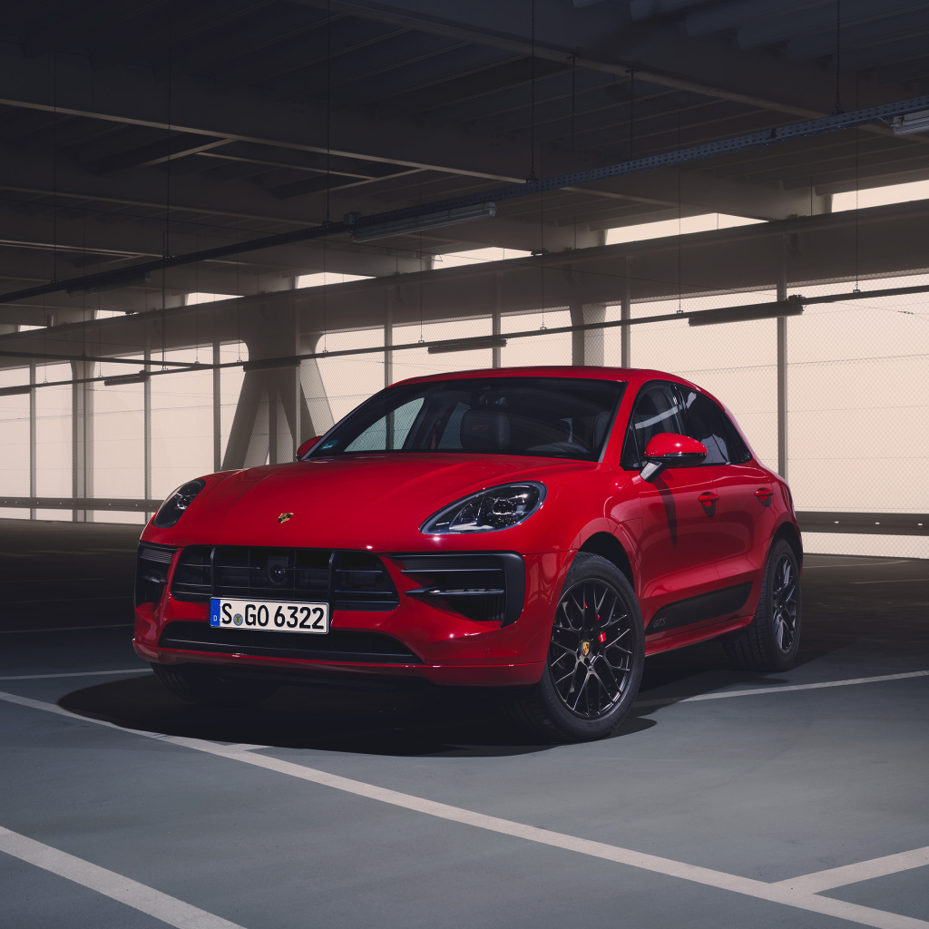 Красный внедорожник Porsche Macan GTS 2020 года 
