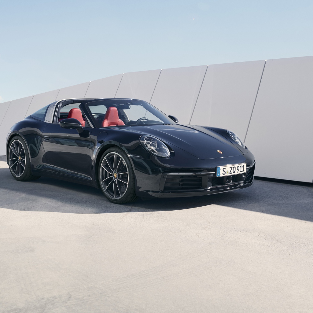 Черный Porsche 911 Targa 4S 2020 года в лучах солнца