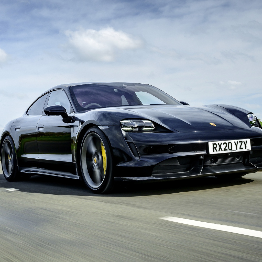 Черный автомобиль Porsche Taycan Turbo S 2020 года на скорости 