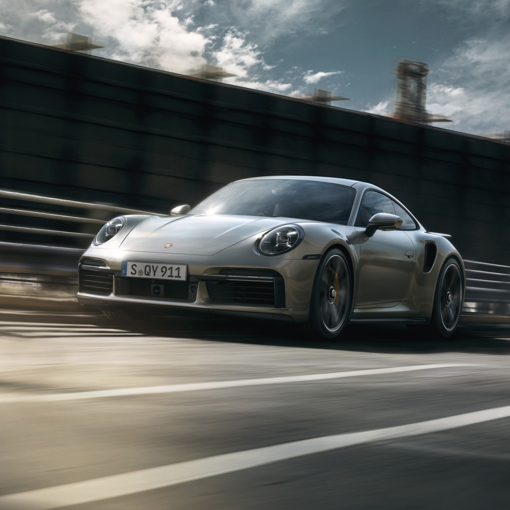 Быстрый компактный автомобиль Porsche 911 Turbo S 2020 года на трассе
