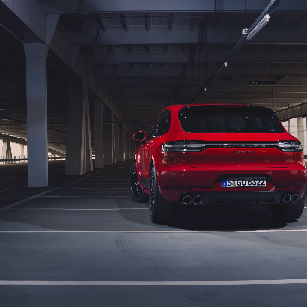 Красный внедорожник Porsche Macan GTS 2020 года на парковке