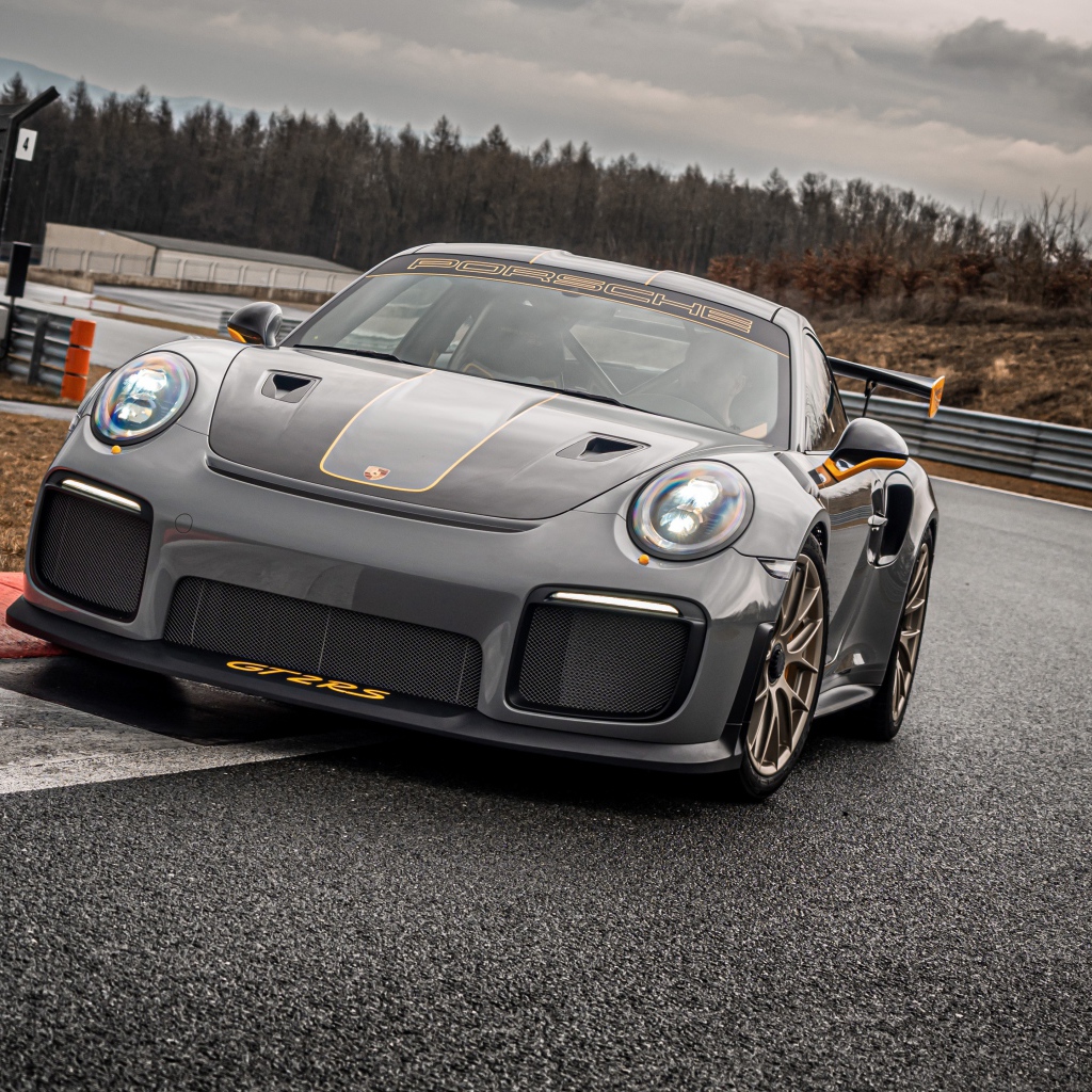 Серебристый автомобиль Porsche 911 GT2 RS 2020 года готовится к гонкам