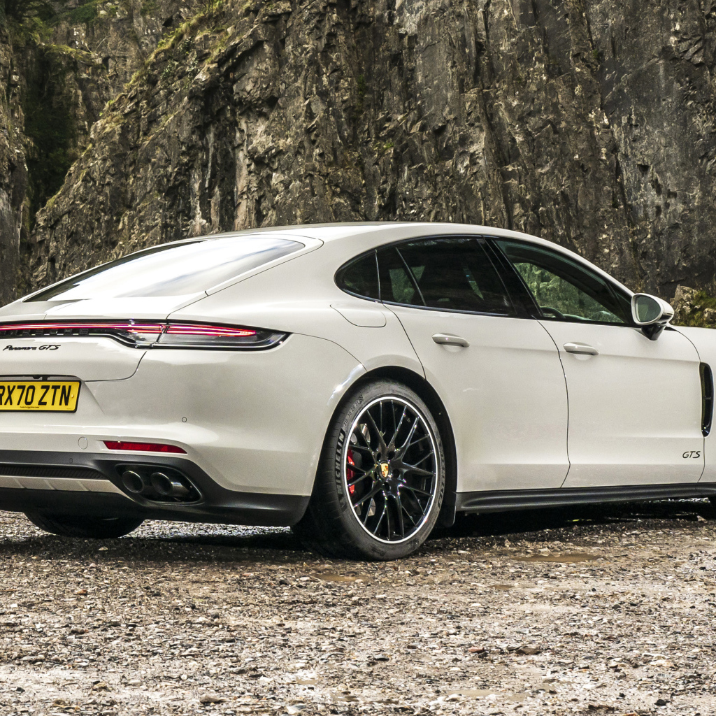 Белый Porsche Panamera GTS 2020 года вид сзади