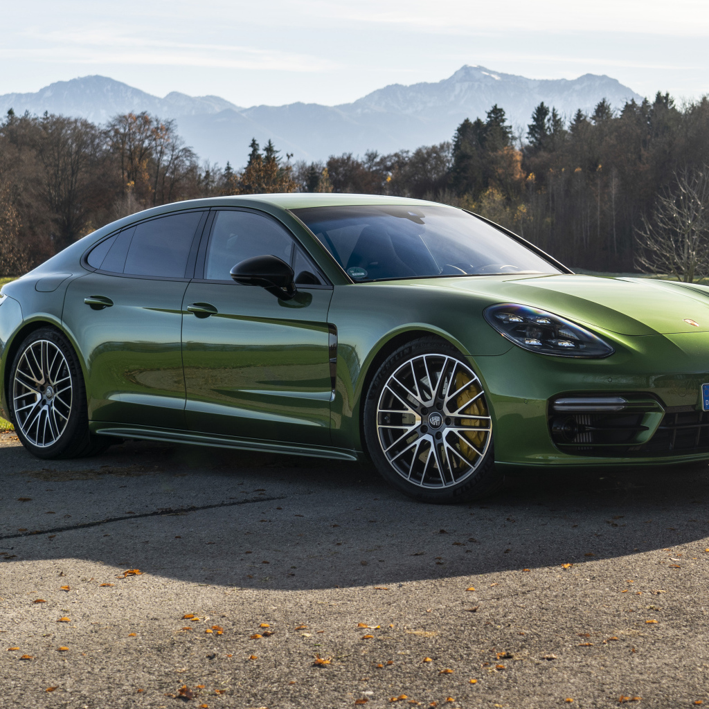 Зеленый автомобиль Porsche Panamera 4S 2021 года