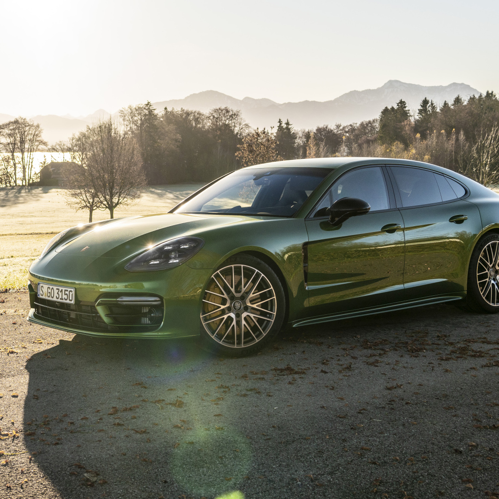 Автомобиль Porsche Panamera 4S 2021 года в лучах солнца