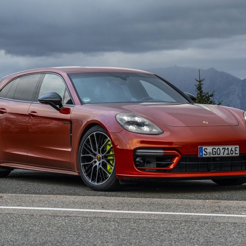 Автомобиль Porsche Panamera 4 E-Hybrid, 2021 года