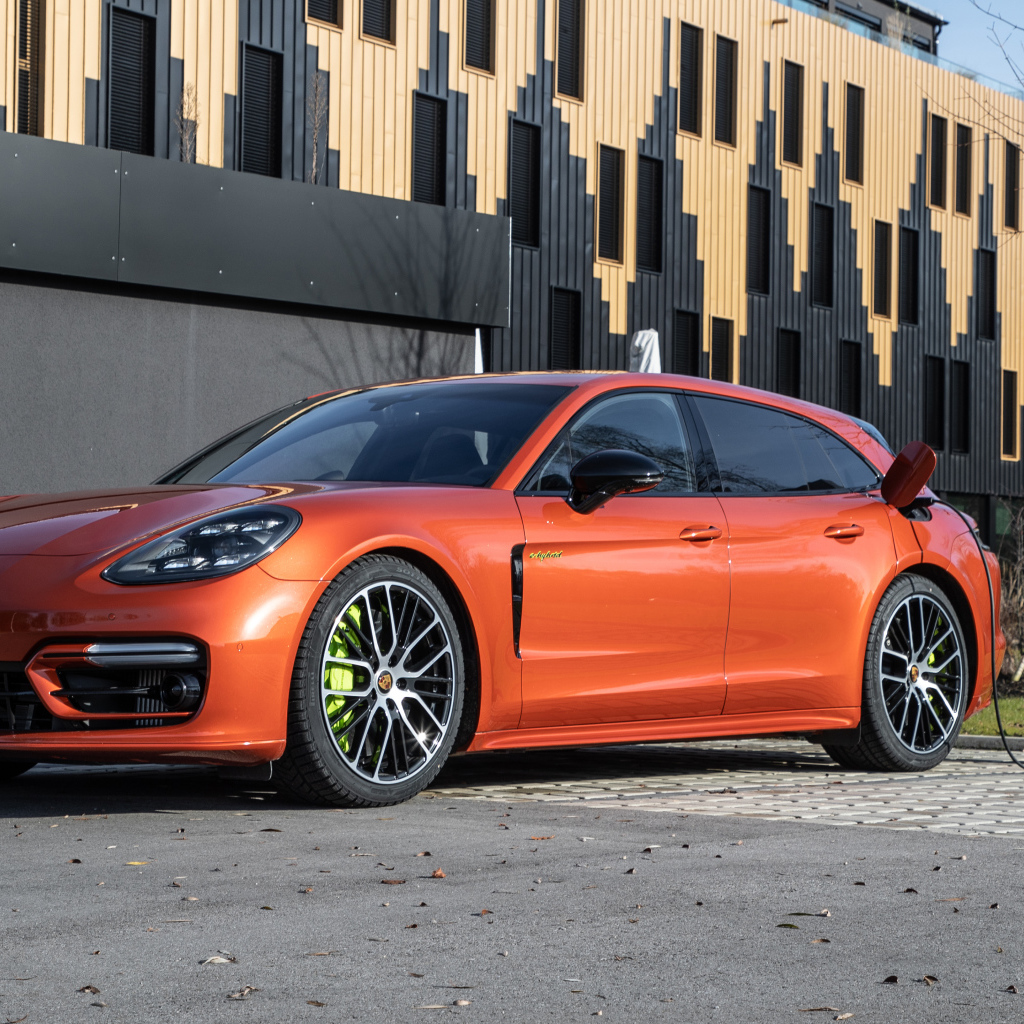 Автомобиль Porsche Panamera 4 E-Hybrid  2021 года на заправке
