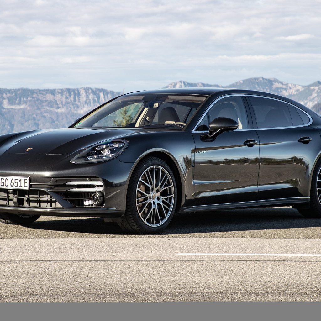 Автомобиль Porsche Panamera Turbo S E-Hybrid Executive 2021 года на фоне гор