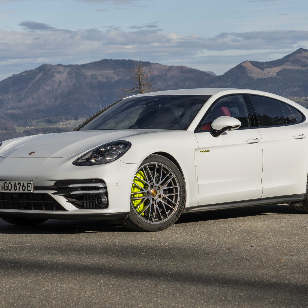 Автомобиль Porsche Panamera Turbo S E-Hybrid 2021 года на фоне гор
