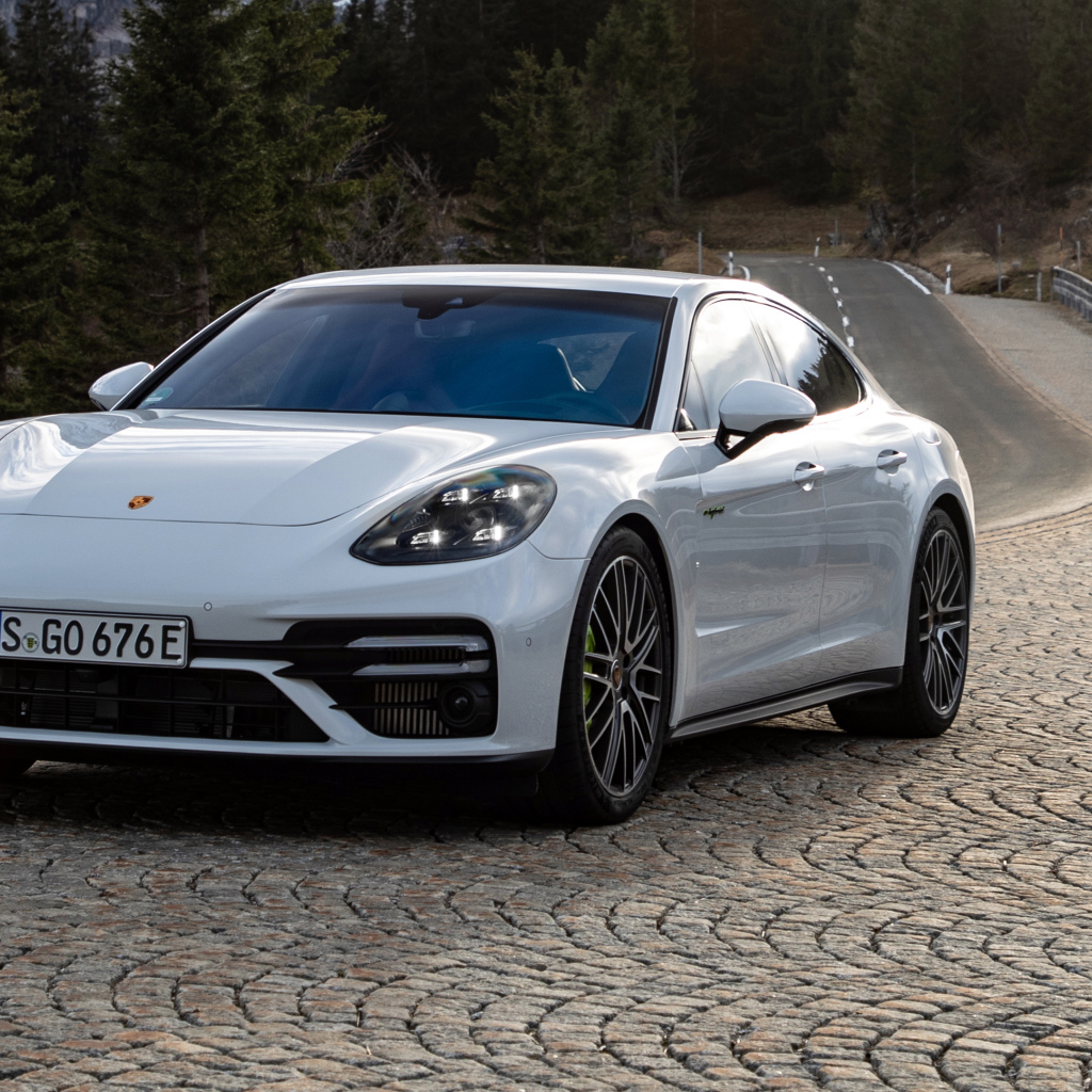 Белый автомобиль Porsche Panamera Turbo S E-Hybrid 2021 года на дороге