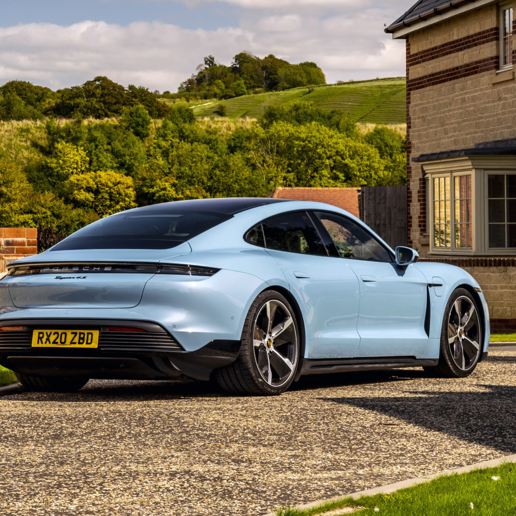 Автомобиль Porsche Taycan 4S 2021 года у дома