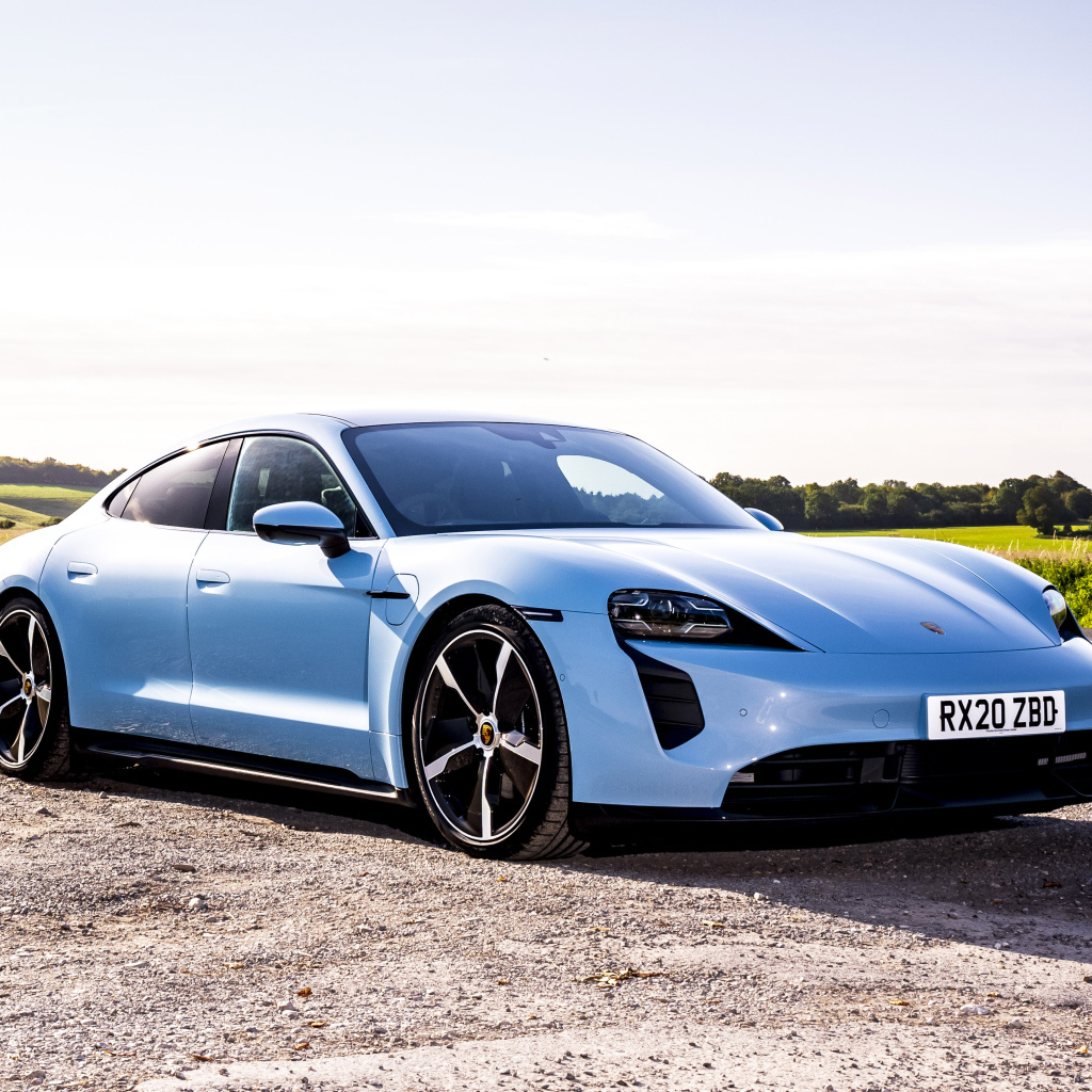 Голубой автомобиль Porsche Taycan 4S 2021 года